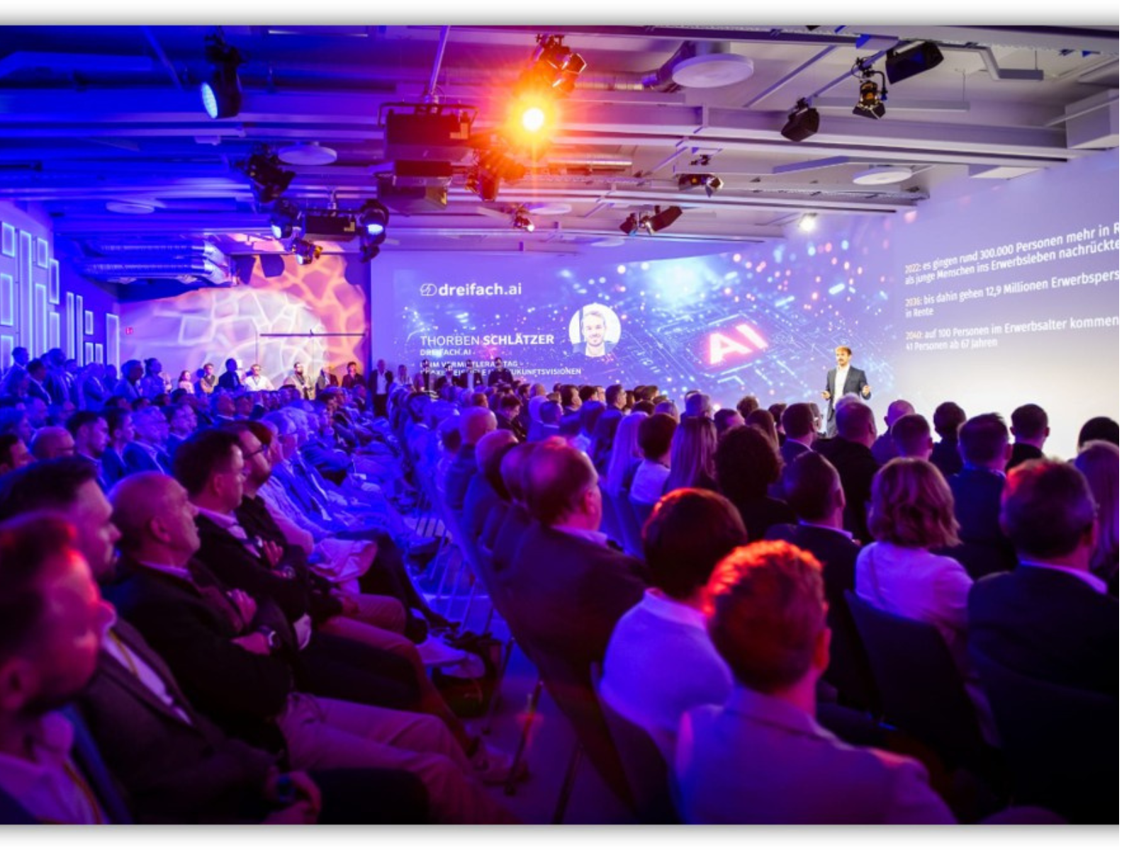 Thorben Schlätzer präsentiert dreifach.ai auf einer Konferenz vor großem Publikum